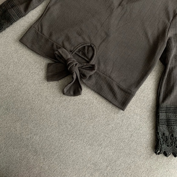 Back tied lace detail arms wrap top - Picture 6 of 6